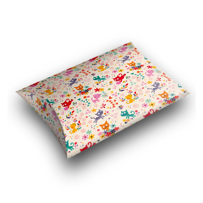 Velika kutija mače i klupko 