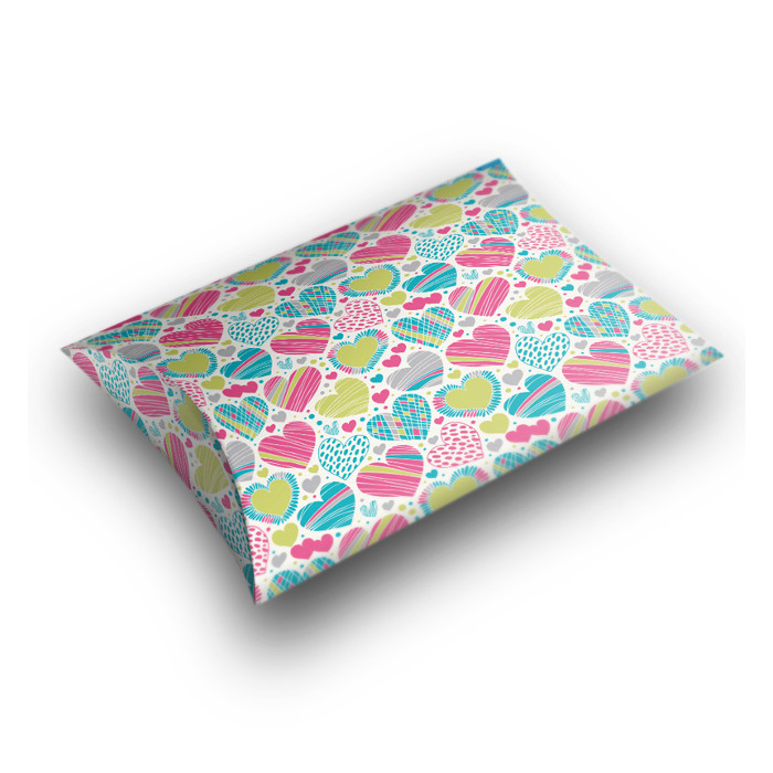 Velika kutija srca na beloj pozadini 