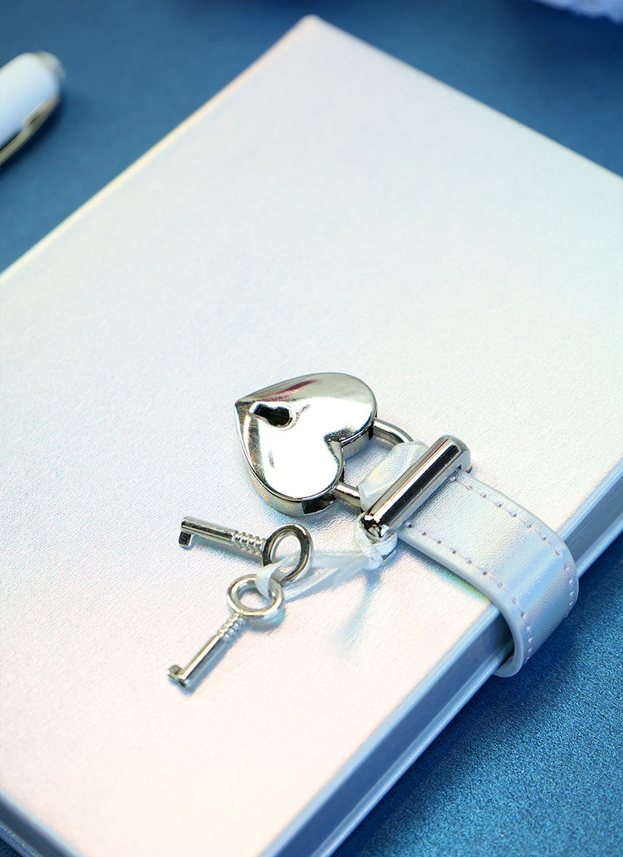 Dnevnik sa ključem HUSH HUSH Metalik plava, 160 st. Na linije 