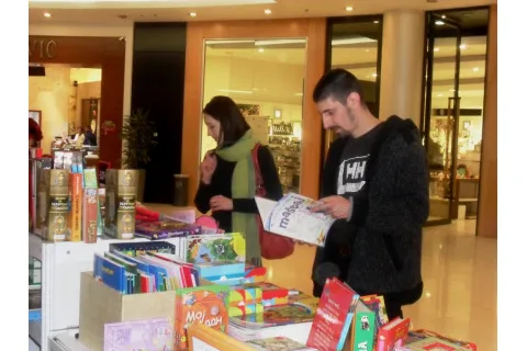 Štand knjižara Vulkan u holu Shopping centra Ušće