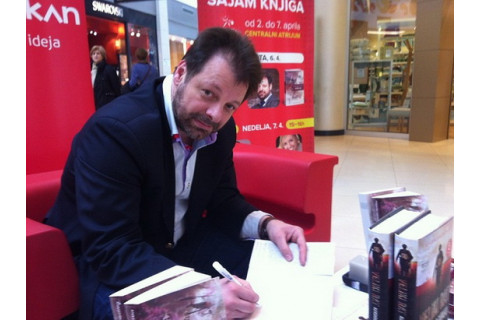 Potpisivanje knjiga - Brana Radević i Aleksandar Gatalica