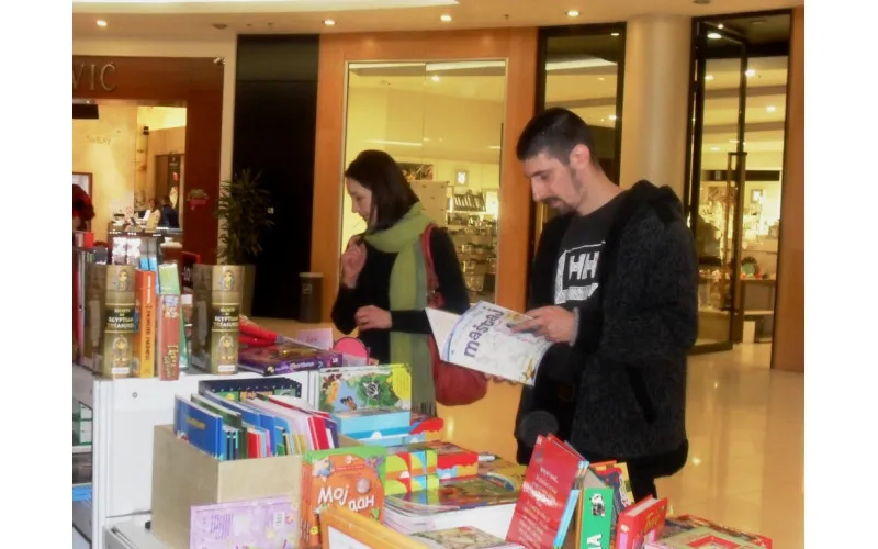 Štand knjižara Vulkan u holu Shopping centra Ušće