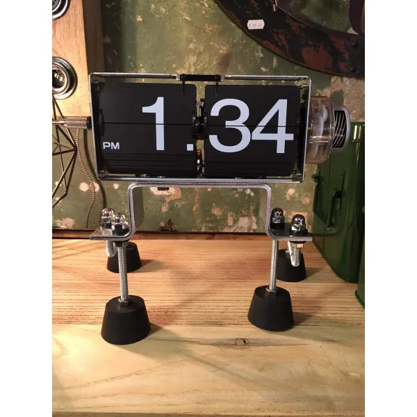 Retro stoni sat sa pokretnim brojevima 