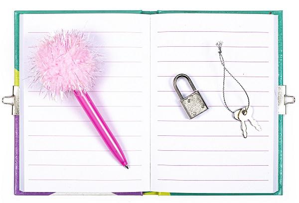 Dnevnik sa ključem i olovkom 