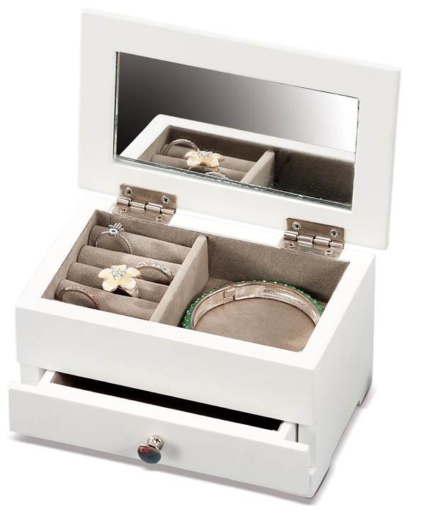 Kutija za nakit bele boje 