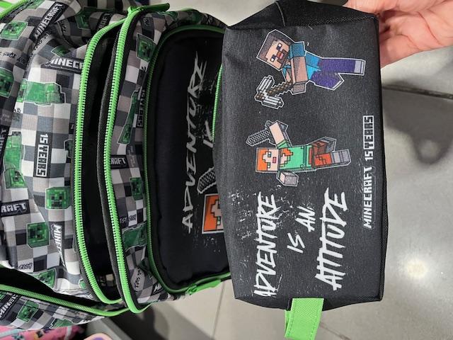 Ranac sa točkićima i poklon pernicom MINECRAFT 