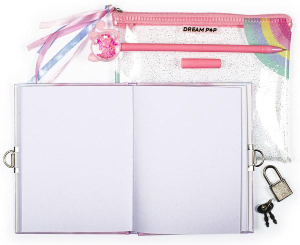 Dnevnik sa ključićem i hemijska olovka u neseseru 