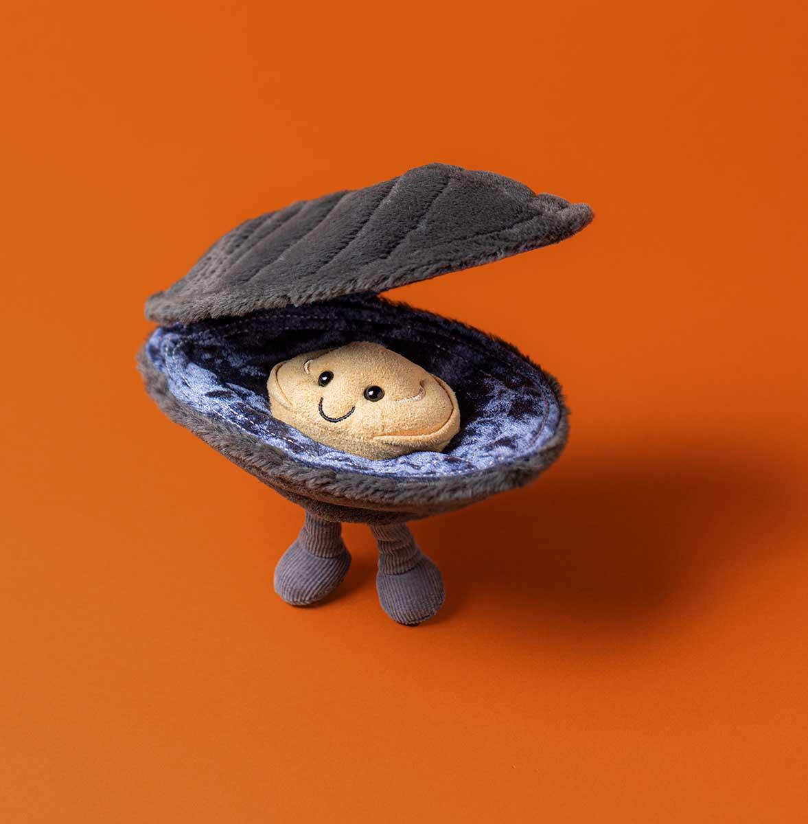 Plišana igračka ŠKOLJKA DAGNJOSLAV 17cm 