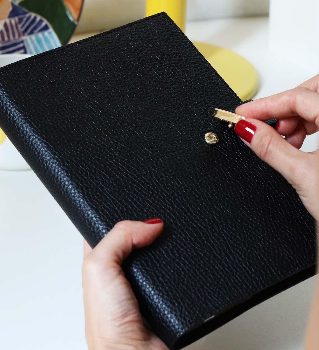 Dnevnik sa kopčom A5 EXECUTIVE Grey, 240 st. Na linije 