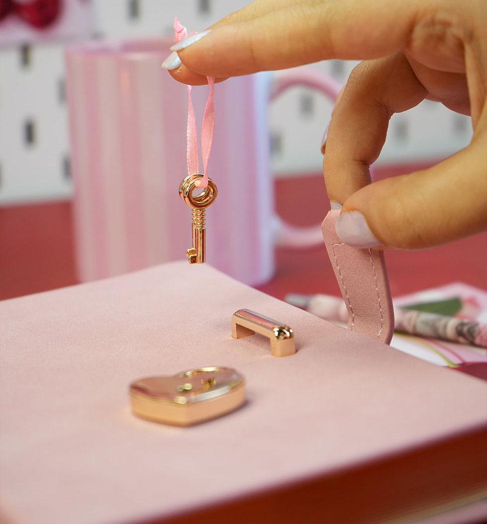 Dnevnik sa ključem HUSH HUSH Pink, 160 st. Na linije 