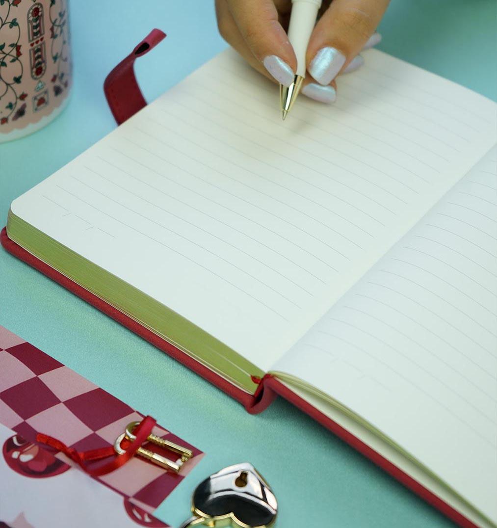 Dnevnik sa ključem HUSH HUSH Pink, 160 st. Na linije 