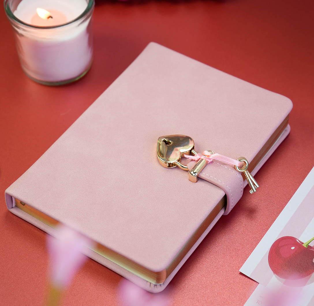 Dnevnik sa ključem HUSH HUSH Pink, 160 st. Na linije 