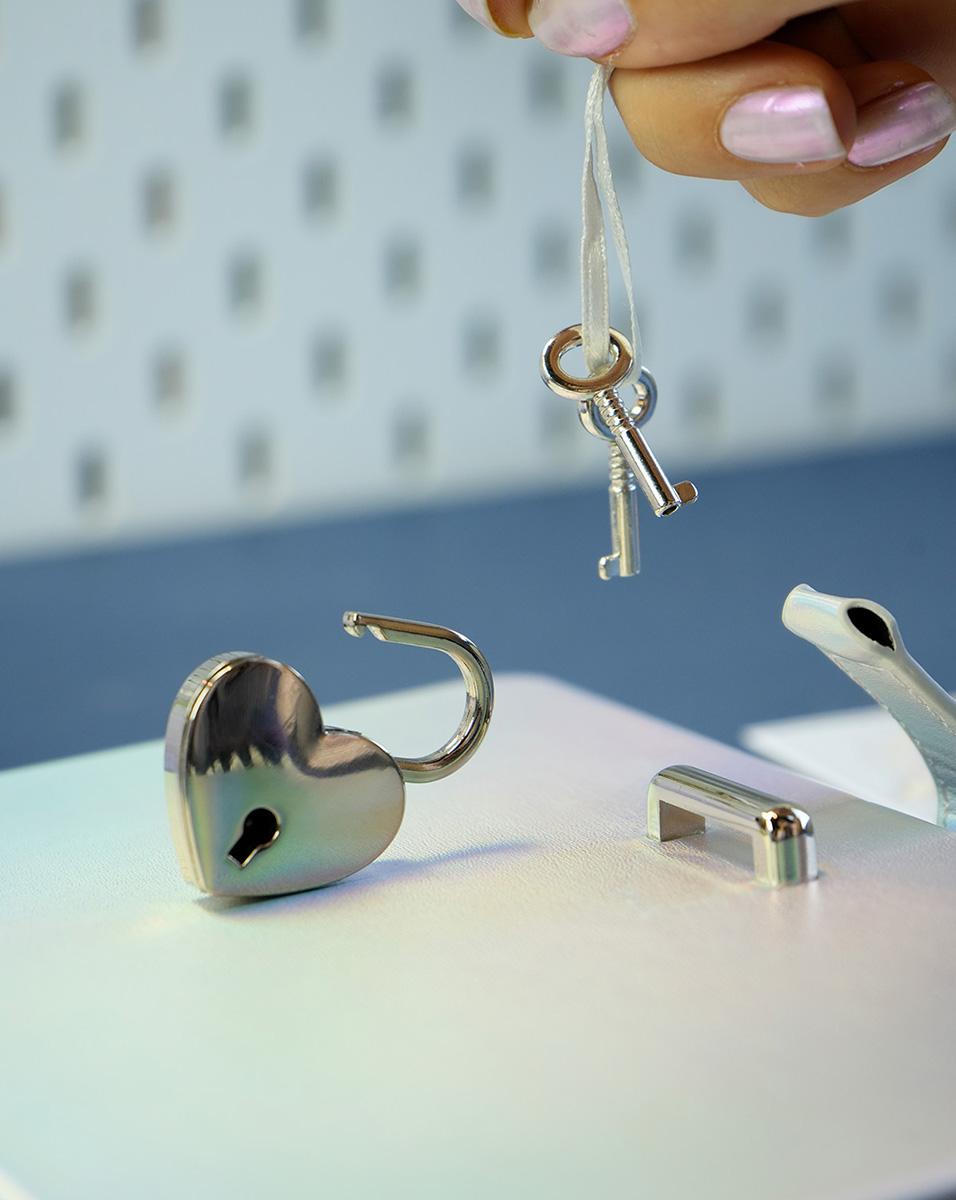 Dnevnik sa ključem HUSH HUSH Metalik plava, 160 st. Na linije 