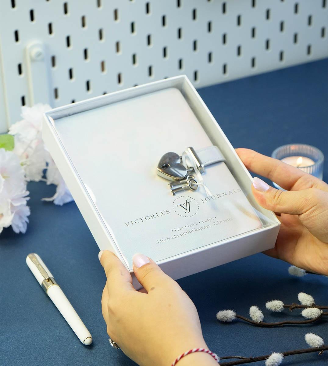 Dnevnik sa ključem HUSH HUSH Metalik plava, 160 st. Na linije 