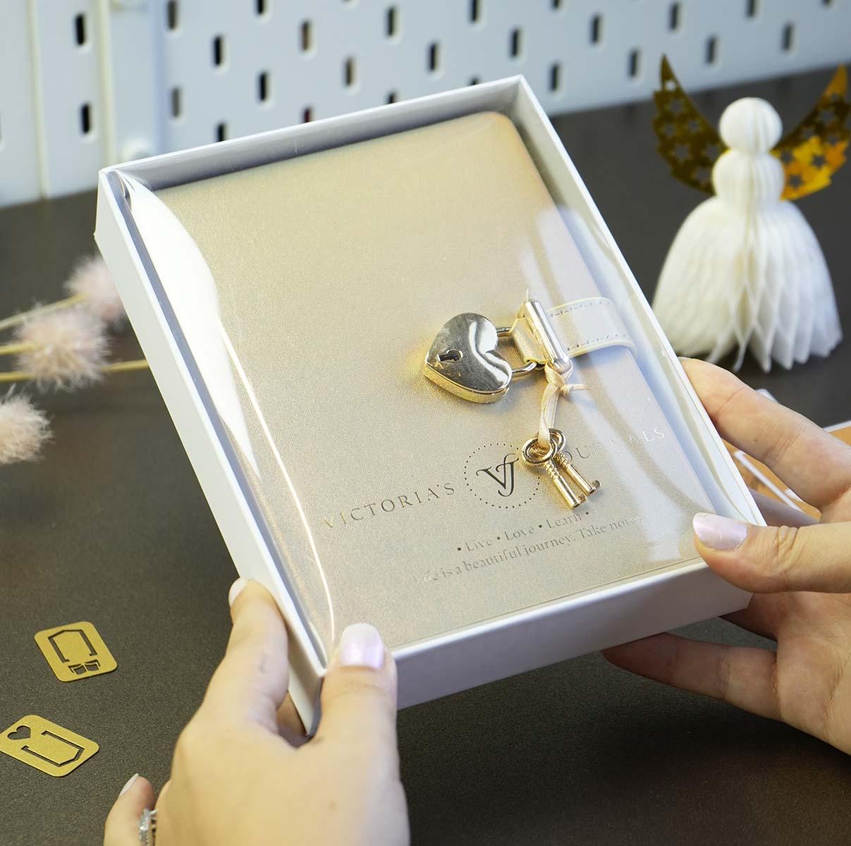 Dnevnik sa ključem HUSH HUSH Gold, 160 st. Na linije 