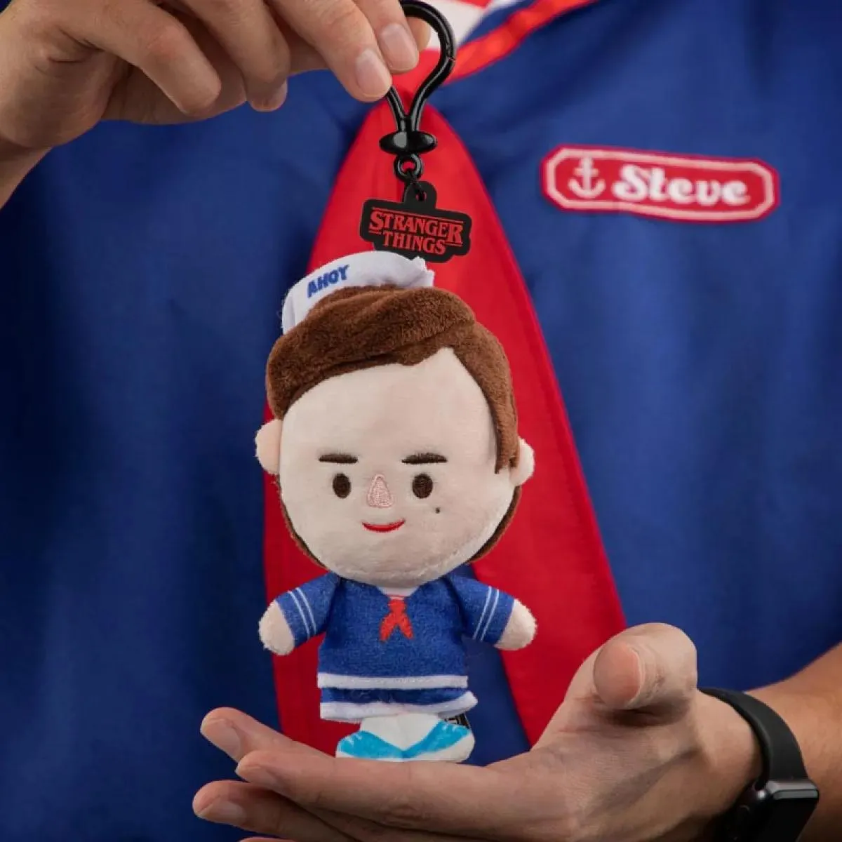 STRANGER THINGS plišani privezak STEVE SCOOPS AHOY 